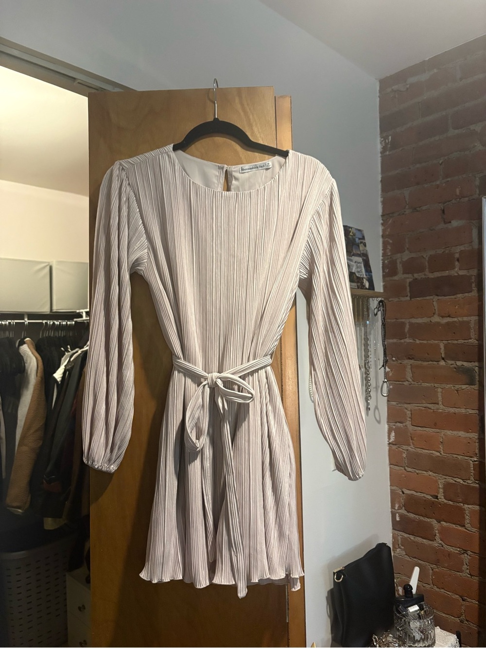 Abercrombie & Fitch Cream Pleated Long-Sleeve Tie-Waist Dress